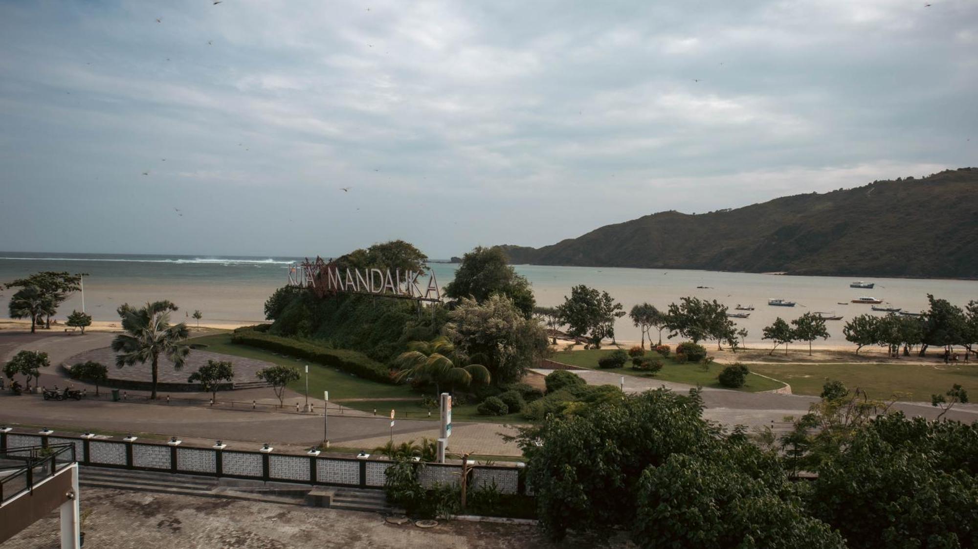Raja Hotel Kuta Mandalika Resort & Convention 外观 照片
