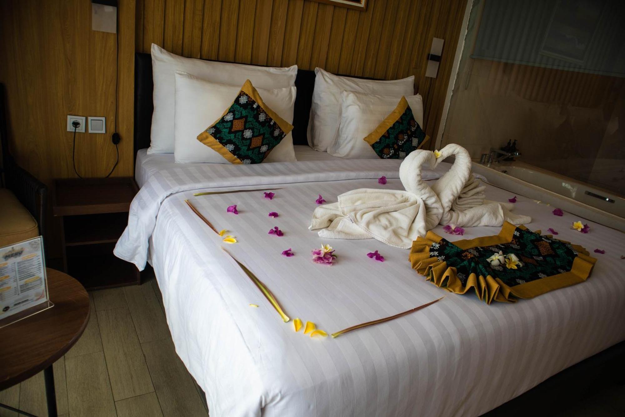 Raja Hotel Kuta Mandalika Resort & Convention 外观 照片