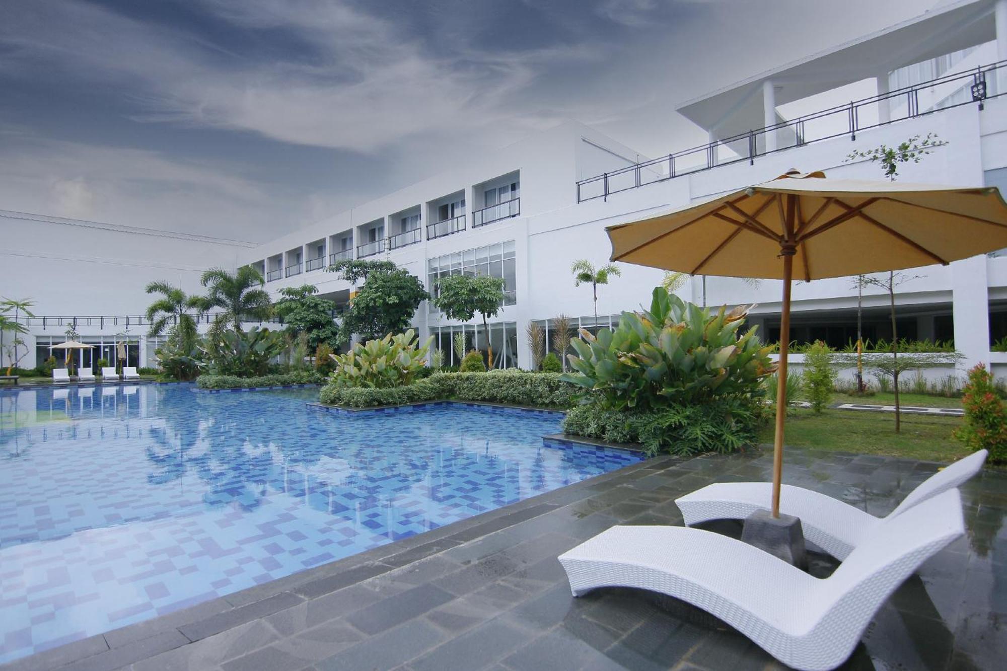 Raja Hotel Kuta Mandalika Resort & Convention 外观 照片